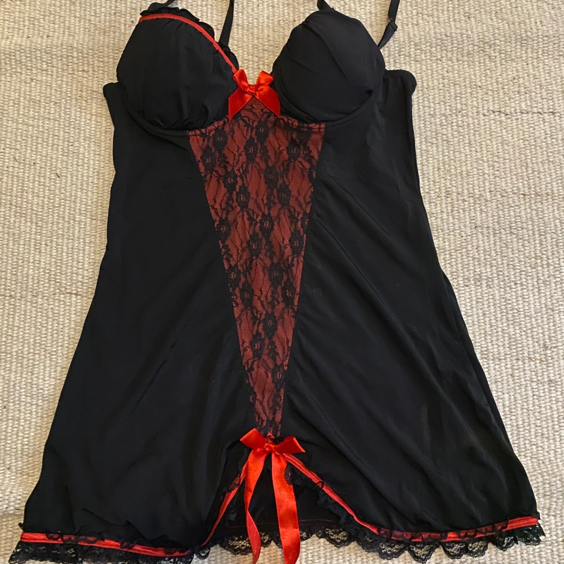 Svart och röd lace klänning - 1