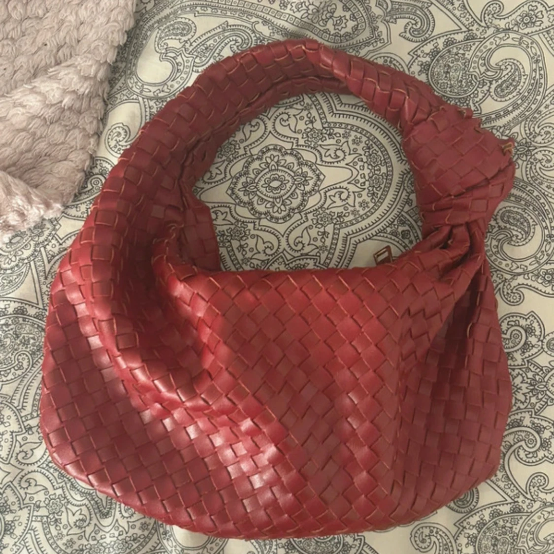 Röd flätad axelväska
