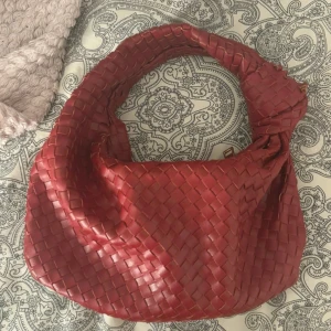 Röd flätad axelväska  - Säljer en snygg röd axelväska med flätad design❤️