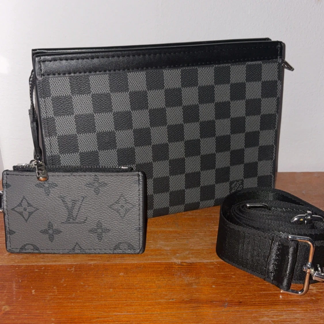 Louis Vuitton rutig axelväska i skinn