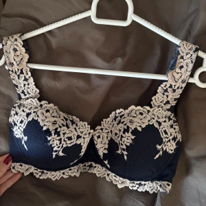 Mörkblå intimissimi bh - Säljer denna snygga bhn från intimissimi, i färgen mörkblå! Den är använd men i bra skick❣️den är o storlek 70d