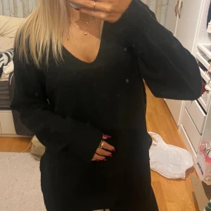 Svart stickad tröja från H&M - Mysig svart stickad tröja från H&M i storlek XS. Tröjan har en djup v-ringning, lång ärm och en loose passform. Perfekt att slänga på sig när det är kallt ute. Materialet är mjukt och skönt mot huden. Använd 1 gång, så som ny❤️ passar xs-m beroende hur man vill ha den🥰