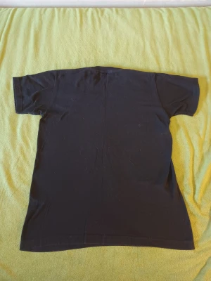 Pierce the veil t-shirt - Pierce the veil t-shirt, sparsamt använd. Skulle säga att det är en unisex modell, storlek S. Plaggets mått: längd ca. 68 cm och tvärs över från armhåla till armhåla ca. 49 cm.