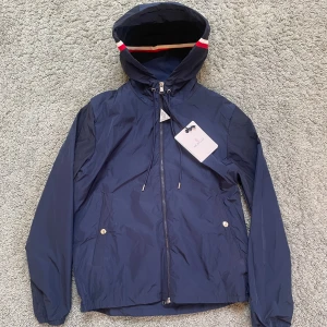 Moncler windbreaker - Säljer denna Moncler windbreaker den är storlek S. den är helt oanvänd .