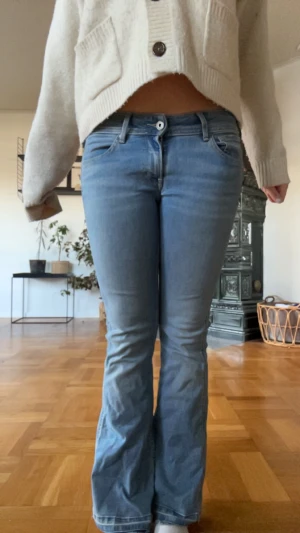 Lågmidjade Pepe jeans - Snygga lågmidjade jeans från pepe!! Nypris runt 1000 kr. De är uppsträttade nedtill, de är liteee för korta på mig som är 163! Strl 26x30