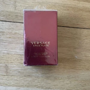 Versace Eros Flame Eau de Parfum - Versace Eros Flame Eau de Parfum, 30 ml. Tillverkad i Italien. Ingredienser: Alcohol Denat, Aqua, Limonene, Linalool, Citral, Geraniol, och fler. Snygg och lyxig förpackning som sticker ut i samlingen.