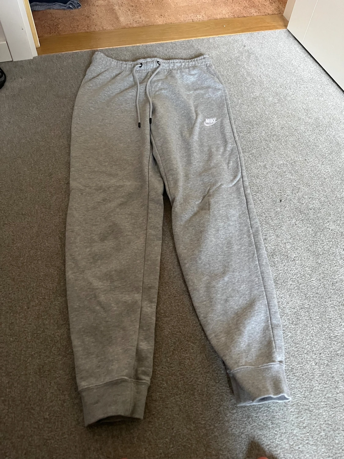 Grå mjukisbyxor från Nike, storlek S