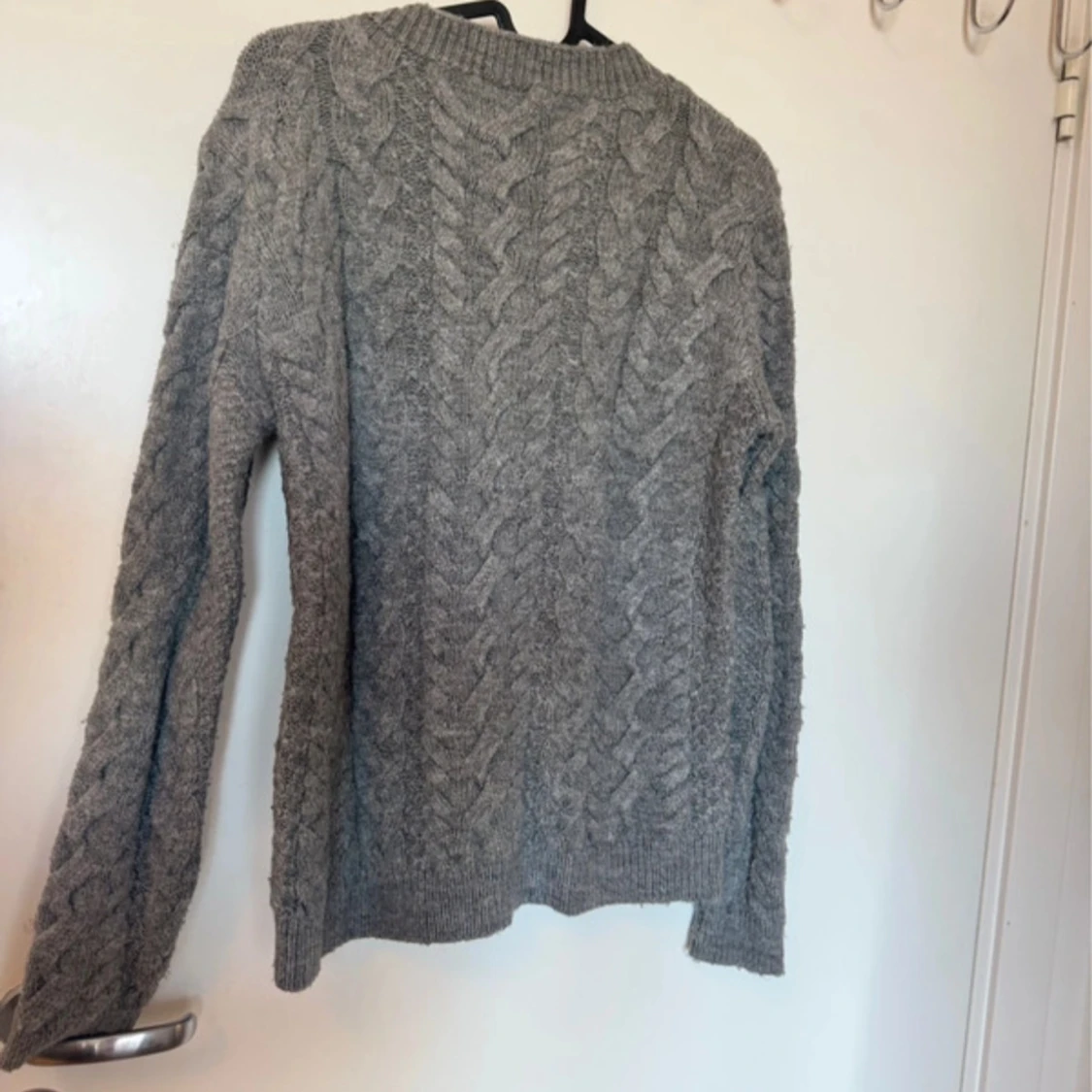 Grå stickad tröja från Mango - 3