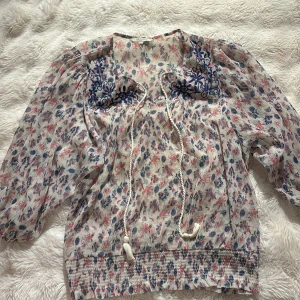 Blus från happyholly 36/38 - Blus från happyholly i storlek 36/38 den är oanvänd med blommor på