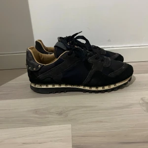 Valentino Rockrunners - Valentino Rockrunners | Storlek - 41 | Skick - 8/10 | tappat 5 spikar totalt (se bild nr 4) | Nypris - 5000-7000kr | Hör av er vid frågor eller funderingar 🙌
