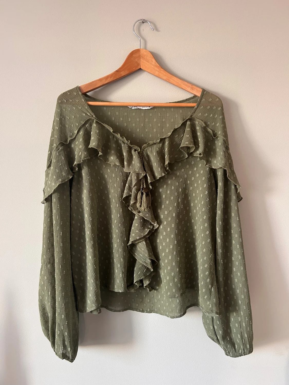 Olivgrön blus med volang från Zara