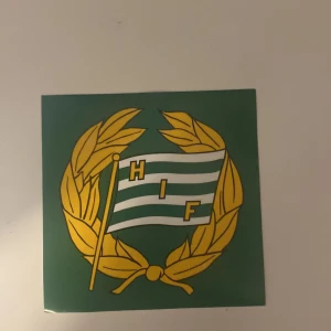 Hammarby klistermärken. 11 klistermärken för 10kr - Snygga Hammarby klistermärken. Du får 11 klistermärken för 10kr kom med bud gärna 🙌
