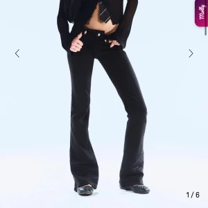 Svarta bootcut jeans med låg midja - Snygga svarta lågmidjade jeans. Helt nya!! Vid intresse kan fler bilder skickas! Ny pris 399 + frakt