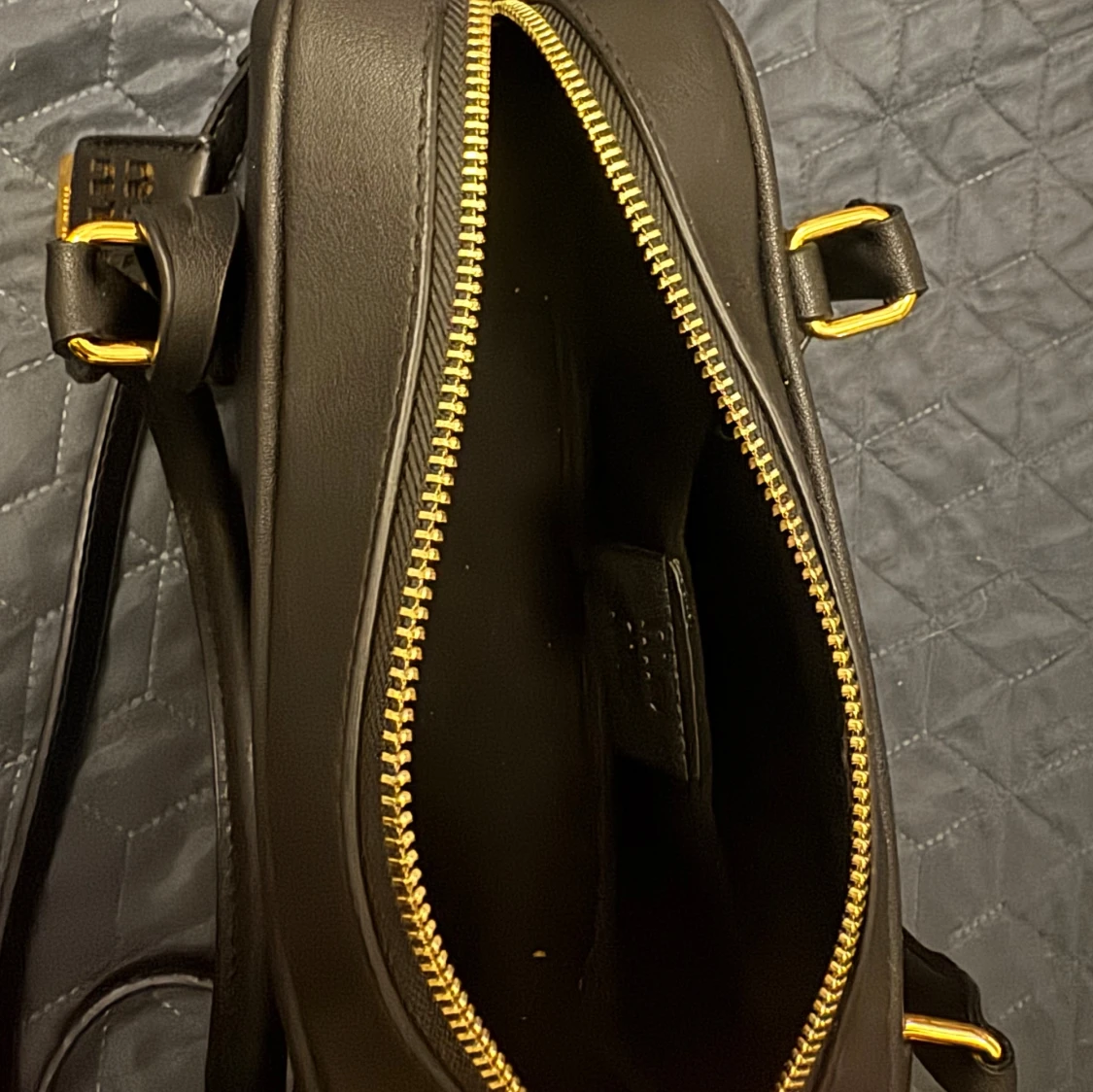 Svart axelväska från Miu Miu i skinn - 3