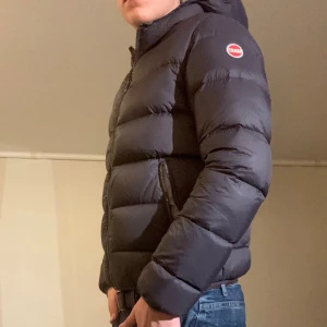 Colmar jacka  - Hej! Säljer nu min vändbarajacka, från märket Colmar storlek S. Bra skick, modellen är 184cm och väger 74kg. Tveka inte på att höra av dig om du har frågor eller funderingar kring jackan!
