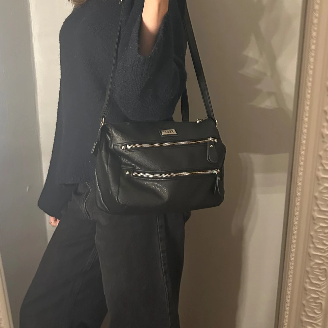 Svart axelväska från FEEL med dragkedjor - 3