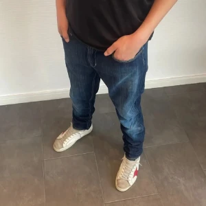 Dondup Jeans - Snygga dondup jeans utan slitningar] Pris: 699kr] Size W29