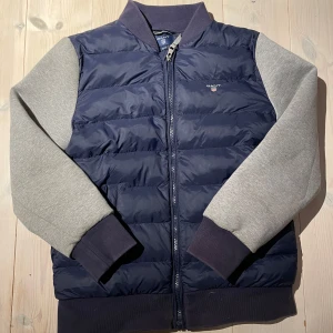  GANT jacka - Säljer en snygg blå och grå jacka från GANT som är helt fel fri utan skador. Sick 10/10💯Perfekt för kyligare dagar! Säljer pga för liten😆