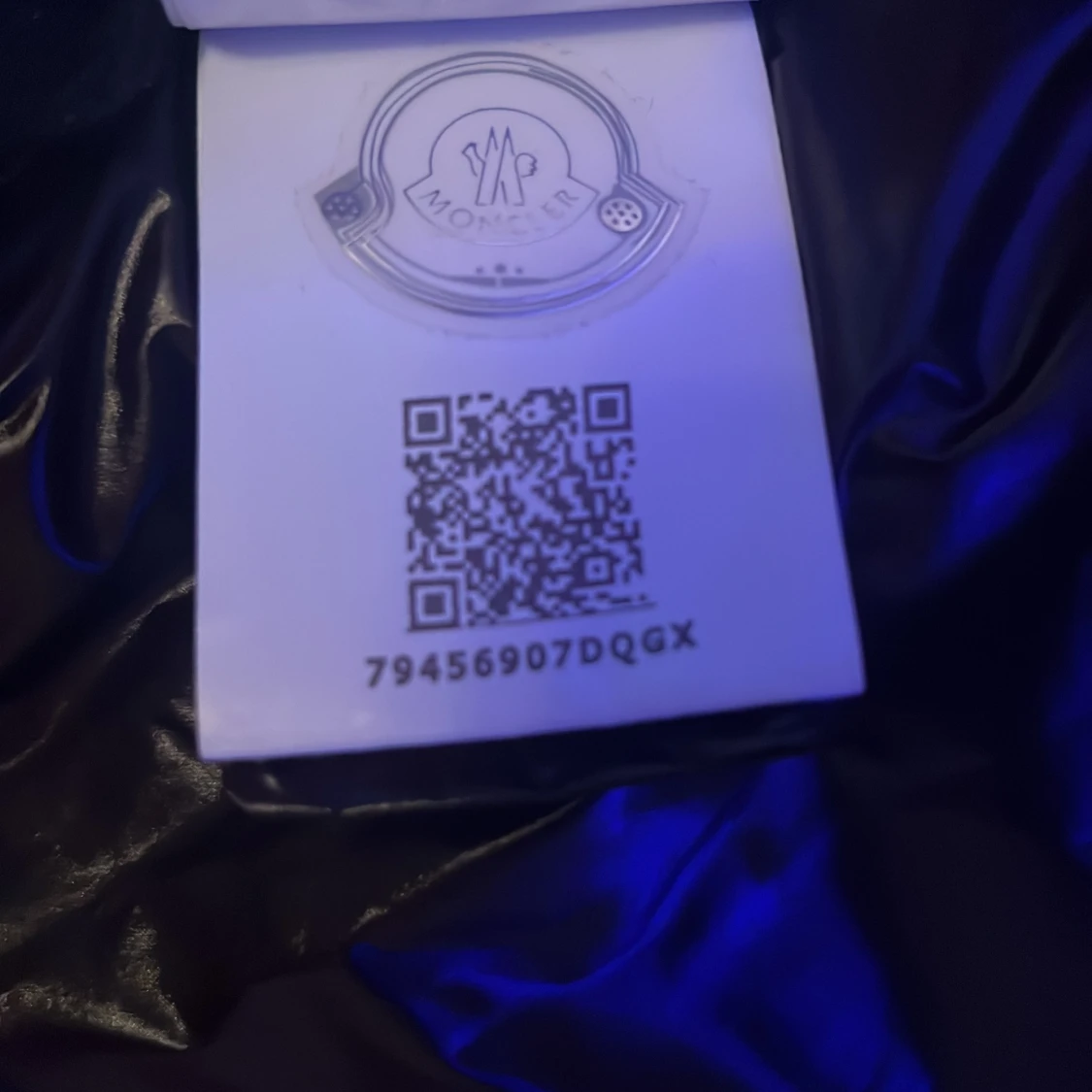 Svart jacka från Moncler med röd/vit rand - 2