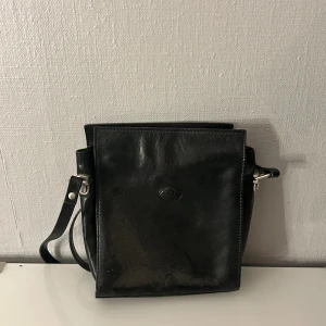 Väska - Svart rymlig väska 