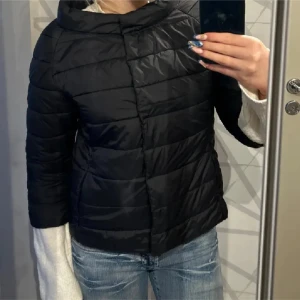 Herno liknande jacka - Den är inte äkta, men den är väldigt lik. Sitter super fint på. Går att ha på både vintern, våren och hösten✨ kom priv för frågor mm. Pris går att diskutera