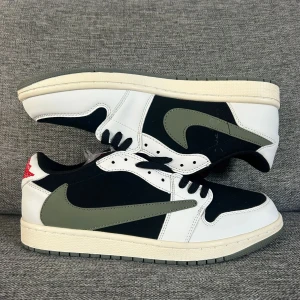 Nike Jordan 1 Low Travis Scott Olive - Säljer nu dessa otroligt stilrena Nike Jordan 1 Low Travis Scott i storlek 43, skick 10/10! Vid intresse av flera bilder eller diskutera pris bara att skicka dm!