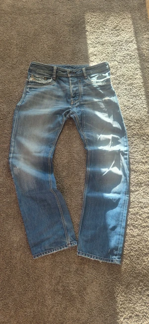Diesel timmen jeans straight/bootcut - This is a pair of vintage Diesel Timmen jeans, a slim-straight fit produced in the early 2000s and long discontinued. What makes this pair truly special is the unique embroidered back patch with metallic details, released only in limited runs. Unlike the standard leather Diesel patches, these collector’s editions are much harder to find today and are highly sought after. A rare chance to own an authentic piece of Diesel’s experimental era in denim design. Used maybe a few times ,   size 32 / 32