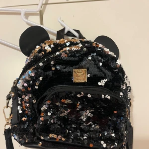 Glitter laukku - Pieni glitteri laukku korvilla. Pitkän hihnan saa irti. Edessä pikkutasku. Ison taskun sisällä pienempi tasku. Tekonahkaa, toisesta korvasta hieman alkanut kulumaan. Eläintalous MMM, lisätietoja saa kysymällä Katsothan myös muut ilmoitukseni Tarjoa 