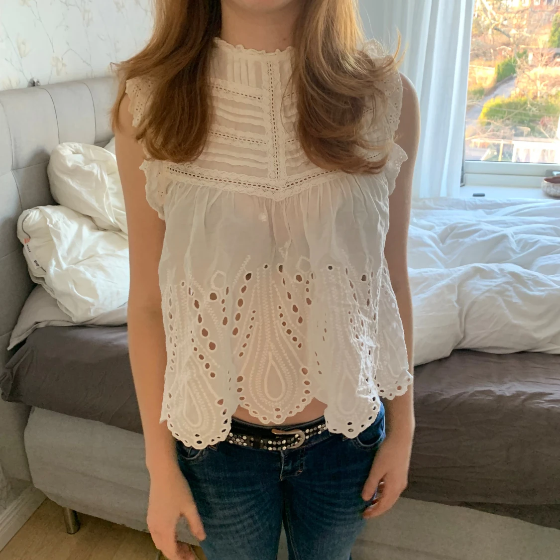 Vit broderad blus med spetsdetaljer - 1