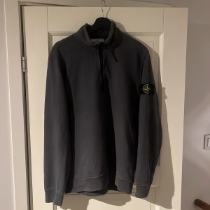 Mörkgrå half zip tröja Stone Island -  Kvitto finns! Säljes då den är för liten. Inga skador eller liknande nypris ca 3400!