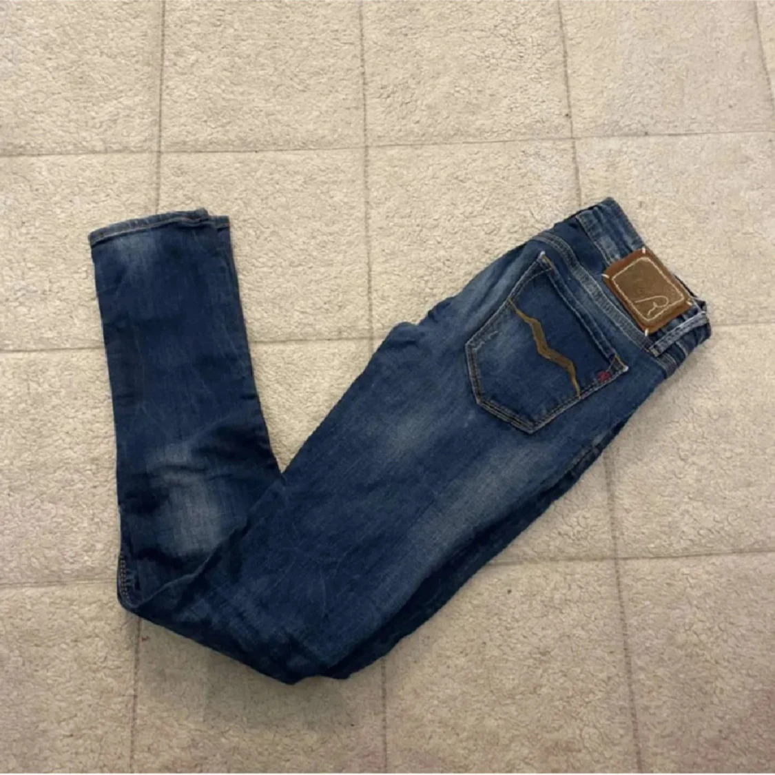Replay jeans blå med feta slitningar, W27L32