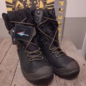 Svarta kängor från Grisport - Svarta kängor från Grisport med robust support system och Sympatex-membran. Skorna har grov mönstrad sula med orange detalj, snörning med gulsvarta skosnören och slitstark ovandel i skinn och syntet. Perfekta för dig som vill ha stabilitet och komfort... ny pris 800 kr