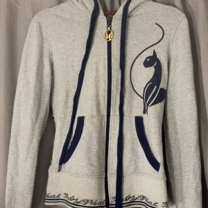 Baby phat zip - Zip tröja från baby phat i grå med marinblå accent och guld detaljer 