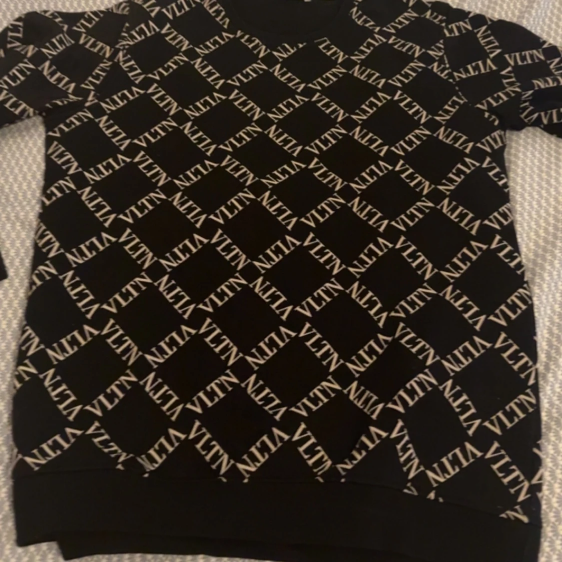 Svart tröja med mönster från Valentino