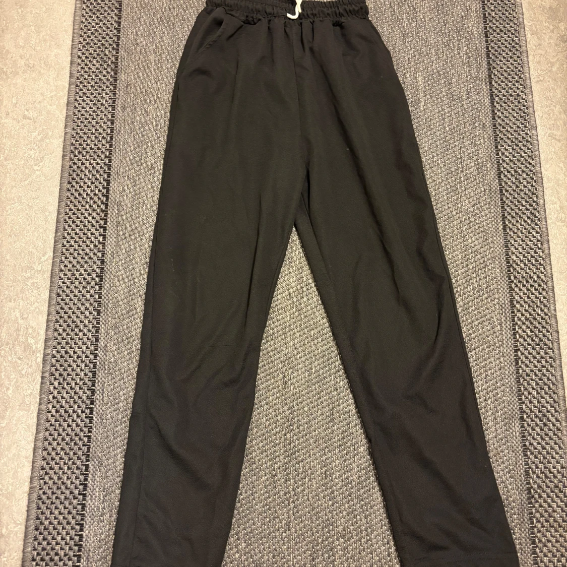 Svarta mjukisbyxor med snörning