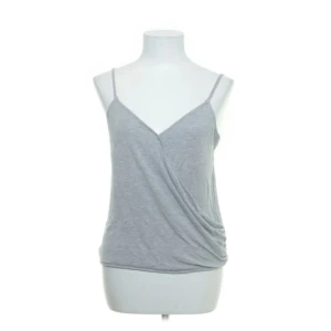 Grå omlott linnetopp från H&M - Snygg grå linnetopp från H&M med omlottdetalj framtill och tunna axelband💞