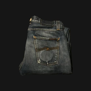 Nudie jeans  - Straight fit, storlek 30/34 mycket bra skick med najs fade på bakfickan. 108cm långa, 43cm midja och 20cm ben öppning. Bara skriva om du har någon fråga 