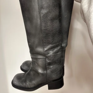 Gråa boots - Säljer dessa slutsålda boots, så snygga! Original pris 1999