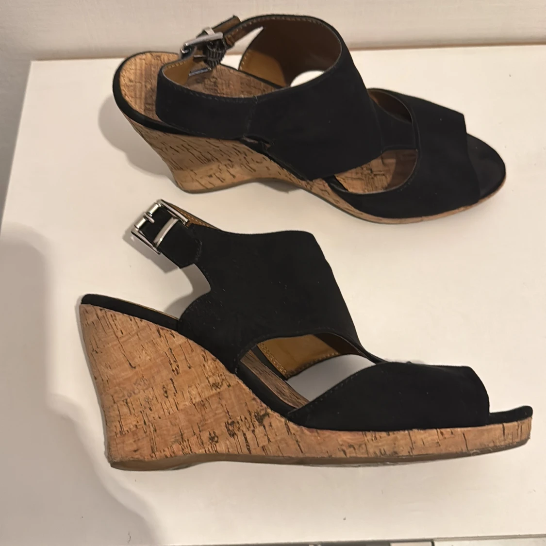 Svarta kilklackade sandaler med spänne - 2