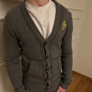 Abercromie&fitch kofta / cardigan - Otroligt fet kofta / cardigan ifrån abercromie&fitch med skit snygga detaljer och en smakfull gul logga.                                                    Pris kan diskuteras!