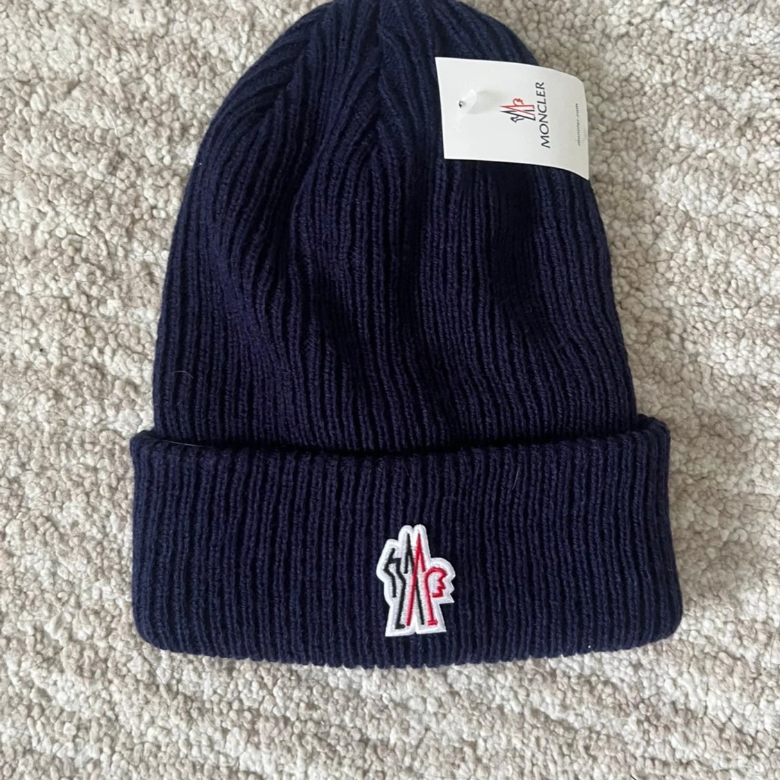 Marinblå ribbad Moncler mössa