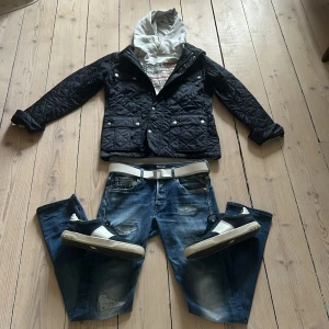 Quiltad Barbour Jacka - Säljer en mörkblå Barbour jacka i extremt bra skick | Storlek: S | Nypris: Ca. 3000 kr | Mitt pris: 799 kr | Vid frågor eller önskan om fler bilder är det bara att höra av sig! Mvh Viktor Ekholm 