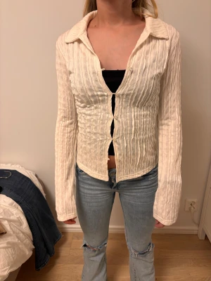 Beige långärmad skjorta Gina Tricot - Beige långärmad skjorta från Gina Tricot med krage och knappar framtill. Helt ny och aldrig använd förutom för foto. ☺️ Modellen är 158 cm. 