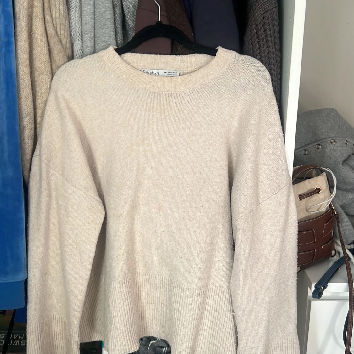 Beige stickad tröja från Bershka