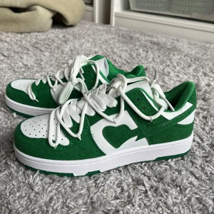 Gröna och vita sneakers strl 38 - Snygga gröna och vita sneakers☺️ Storlek 38 (US 6.5, UK 6). Pris kan diskuteras