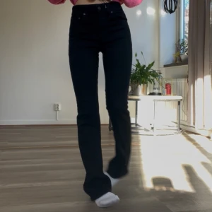 Levi's 725 svarta bootcut jeans - Svarta Levi's 725 High-Rise Bootcut, oanvända och alla lappar kvar! Köpta för runt 1200 säljes för 400kr! Storlek 25/32