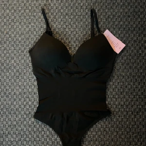 Body H&M populär, slutsåld!! - Body från H&M som är super populär och eftertraktad!! Men slutsåld☺️Så passa på här😍De är storlek S🤩🤩Ny med lappar på!!