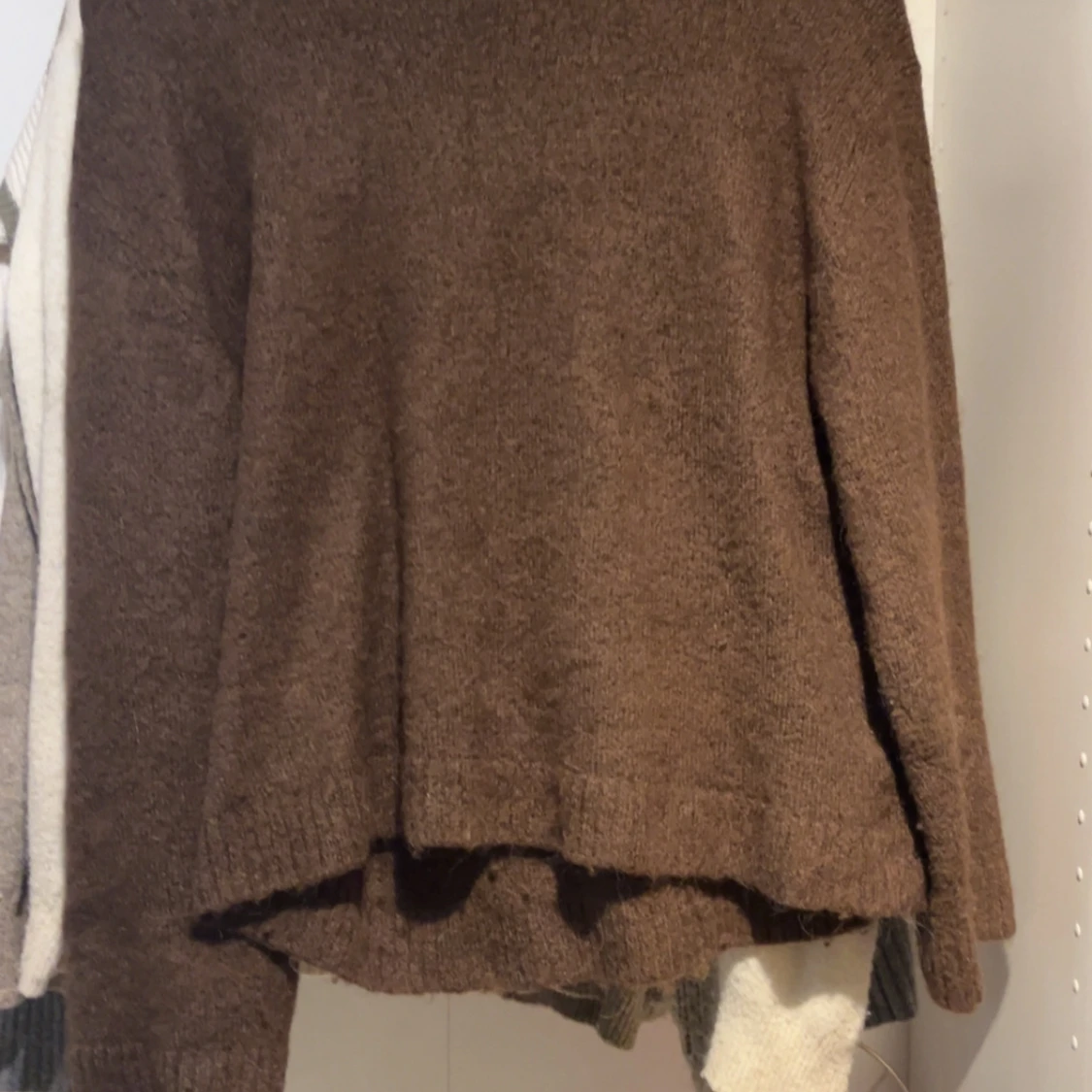 Brun stickad tröja med lång ärm