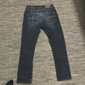Mörkblå jeans från Nudie Jeans - W 29 passar 31.