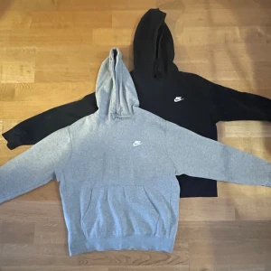 Två stycken nike hoodies - Köpte för ungefär en månad sen. Fixk dem i födelsedagspresent men använder dem sldrig eftersom de inte är min stil, därför säljs dem. 800 kr för båda men om du vill köpa en så blir de 400. Priset kan diskuteras vid snabb affär. Båda är storlek medium. Köpta från stadium.
